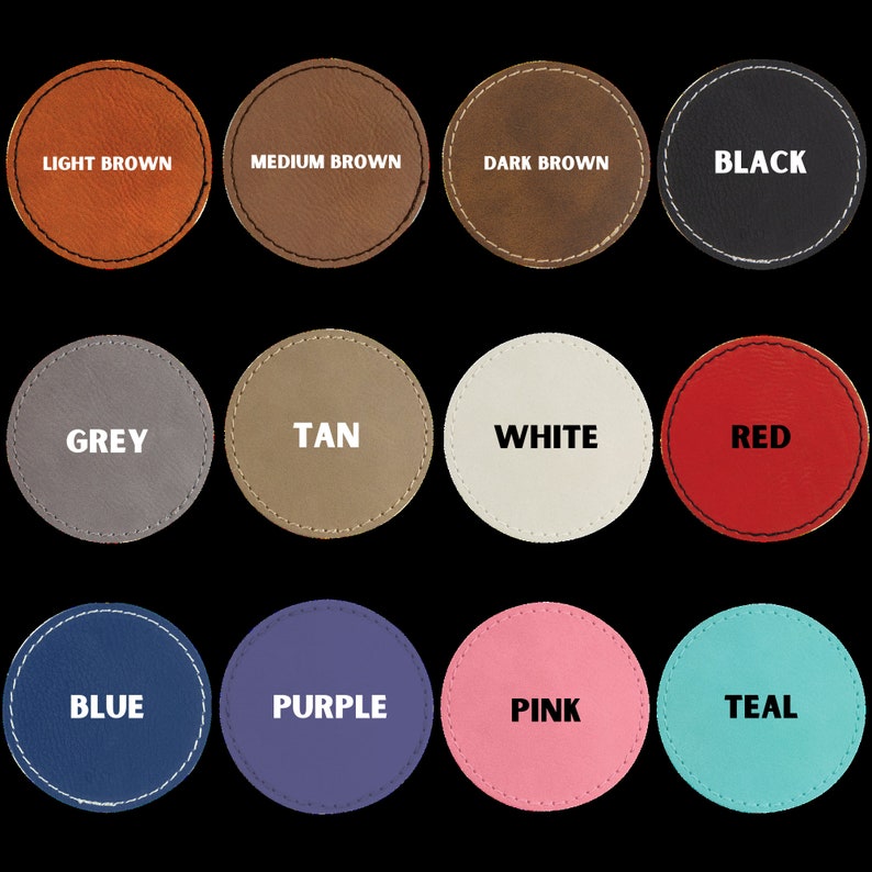 Puede incluir: Doce posavasos redondos de cuero en varios colores, incluyendo marr&oacute;n claro, marr&oacute;n medio, marr&oacute;n oscuro, negro, gris, marr&oacute;n, blanco, rojo, azul, morado, rosa y azul verdoso. Cada posavasos tiene un borde cosido blanco y el nombre del color impreso en blanco.
