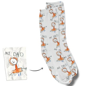 Könnte beinhalten: Weiße Socken mit einem sich wiederholenden Muster aus einer Kinderzeichnung eines Löwen mit dem Text "MY DAD" auf weißem Hintergrund.