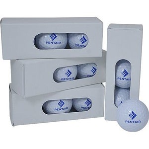 Peut inclure: Une pile de bo&icirc;tes blanches avec un logo bleu qui dit "Pentair" dessus. Chaque bo&icirc;te contient deux balles de golf blanches avec un logo bleu qui dit "Pentair".