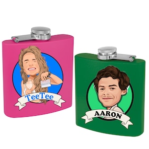 Pode incluir: Duas garrafas de aço inoxidável personalizadas com ilustrações de desenhos animados. A garrafa rosa tem um círculo azul com uma mulher de desenho animado segurando uma taça de vinho e um cartão que diz "TeeTee". A garrafa verde tem um círculo verde com um homem de desenho animado e o texto "AARON".