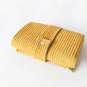 Wasserabweisende Wickelunterlage mit Taschen für unterwegs - Waffelpique - senfgelb