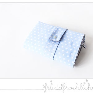 Water-repellent changing mat for on the go with pockets - light blue - stars