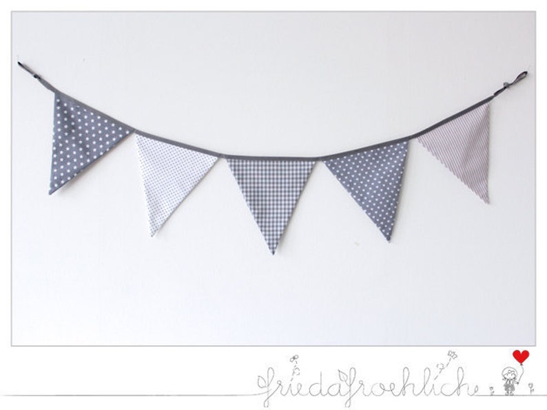 Wimpelkette aus Stoff in grau/ weiß mit verschiedenen Mustern Bild 1