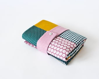 Water-repellent changing mat for on the go with pockets - colorful - patchwork