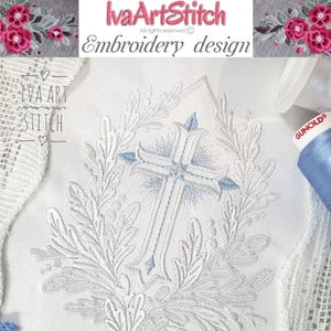Może przedstawiać: Biały wzór haftu przedstawiający krzyż z jasnoniebieskimi akcentami, otoczony wieńcem z liści. Wzór znajduje się na białej tkaninie. Tekst "IvaArtStitch Embroidery design" znajduje się u góry. Widoczna jest szpula niebieskiej nici.