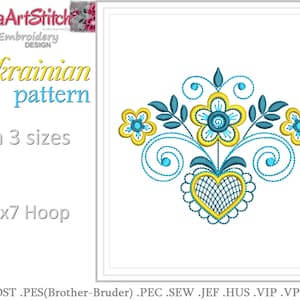 Op de afbeelding: Een digitaal borduurpatroon met een gestileerde bloemstuk met een hart in het midden. Het ontwerp is in de kleuren blauw, geel en wit. De tekst "Ukrainian pattern in 3 sizes 5x7 Hoop" is zichtbaar in de afbeelding.