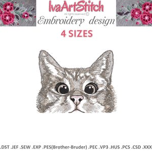Op de afbeelding: Een borduurontwerp met een gedetailleerde kattenkop met grote, expressieve ogen. Het ontwerp is in grijstinten en wit, met een roze neus. De tekst "IvaArtStitch Embroidery design 4 SIZES" is zichtbaar.