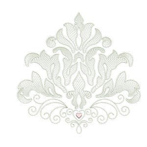 Puede incluir: Un delicado y complejo diseño de damasco de color plateado con un pequeño corazón rosa en el centro. El diseño recuerda a un patrón floral tradicional.