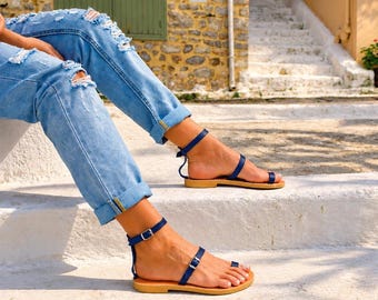 Sandali da donna in pelle con anello per le dita dei piedi e cinturini regolabili – LETO