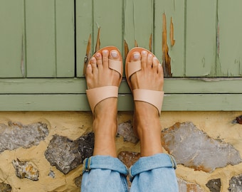 Sandalias de cuero planas hechas a mano para mujeres griegas con correas asimétricas - Diapositivas de anillo de dedo del pie de primavera y verano Sandalias de alta calidad fáciles de usar - HARMONIA,