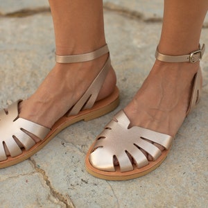 Schließen Zehen vorne Riemen Criss Cross Knöchel Riemen Frauen Sandale Flache bequeme Frühling Sommer Superior Kalbsleder griechischen Stil Schuhe ZETA Metallic Sand