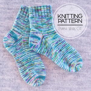 Peut inclure: Une paire de chaussettes rayées bleues, vertes et roses avec un motif de tricot. Les chaussettes sont sur un fond gris avec le texte "Knitting Pattern Purple Wool Co."