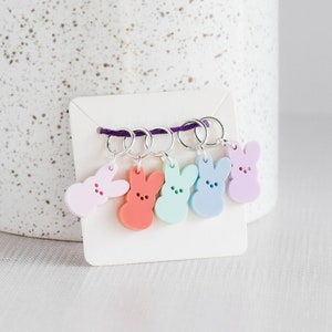 Juego de 5 marcadores de punto - Conejitos de Pascua - Marcadores de punto acrílicos grabados con láser - Conejito de malvavisco - Marcadores de punto de Pascua