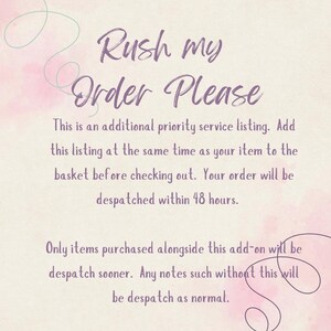 以下が含まれることがあります： 筆記体の「Rush my Order Please」というテキストが入ったデジタルグラフィック。テキストは、ピンクと紫の色合いの水彩画風の背景にあります。追加のテキストは優先サービスについて説明しています。