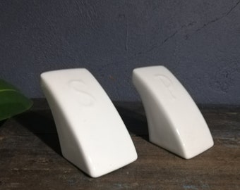 Set moderno de sal y pimiento de la porcelana de mediados del siglo