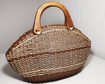 Raffia Handtasche mit Holzgriff. Hergestellt in den Philippinen