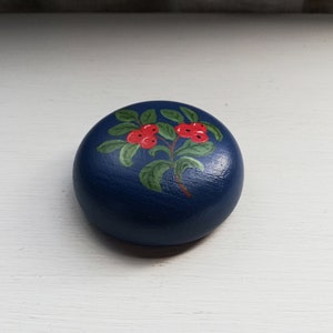 Lingonberry bottle opener / Swedish bottle opener / Kitchen utensils / Hand painted woodes bottle opener.