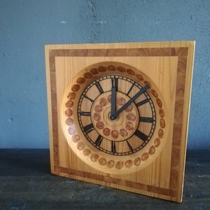 Finnland natürliche Holz Tischuhr mit Batteriemechanismus Uhr funktioniert perfekt handgefertigt 1981er Jahre