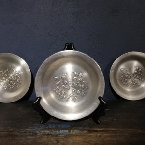 Eik Tinn années 60 Norwegian Antique Set of 3 Wall Dish Pewter Decor