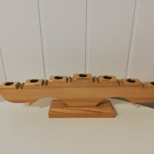Houten kandelaar voor zeven kaarsen
