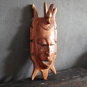 Máscara africana vintage de madera de gran tamaño: arte mural tallado a mano