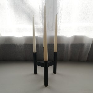 Hierro escandinavo moderno de mediados de siglo con candelabro de latón Nórdico moderno