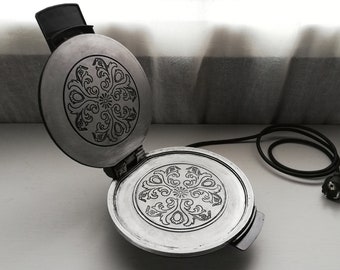 Waffle Maker of Norway Electric Waffle Pan With Ornaments Folk Art Rosemaling-In a very good condition and  Quality Works Perfectly Vintage