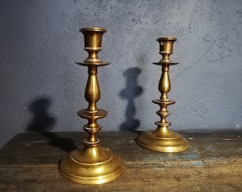 Antiguo Skultuna 1607 Royal Brass Candle Holder Set de 2 suecos antiguos de alta calidad y pesados y hermosos decoración de mesa nórdica para el hogar