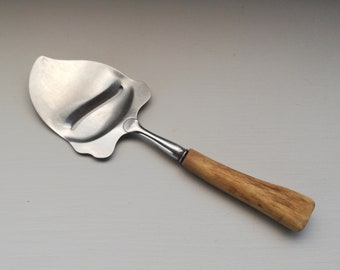 Cheese Knife With Natural Reindeer Horn Handle. Norwegian Handmade-Vintage-Cheese knife is in good condition