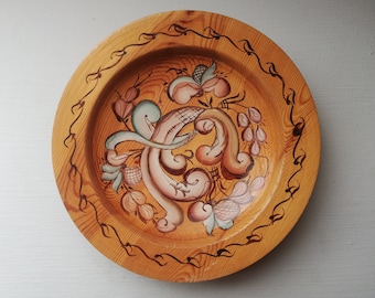 Vintage Norwegian Rosemaling Wooden Wall Dish: Hand-Painted Folk Art