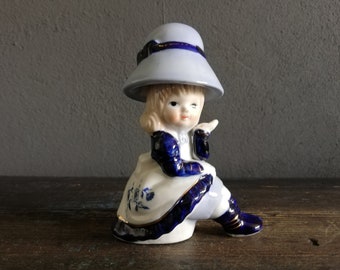 Figurine de fille de porcelaine