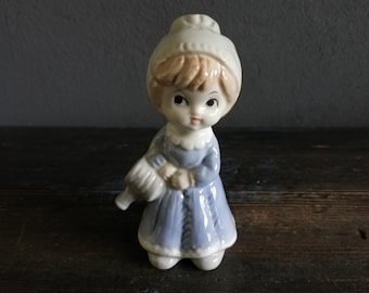 Figurine de fille de porcelaine