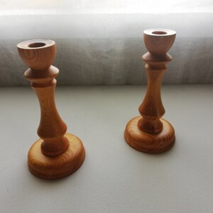 Een paar Scandinavische houten kandelaars