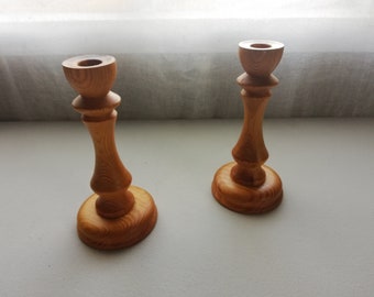 Een paar Scandinavische houten kandelaars