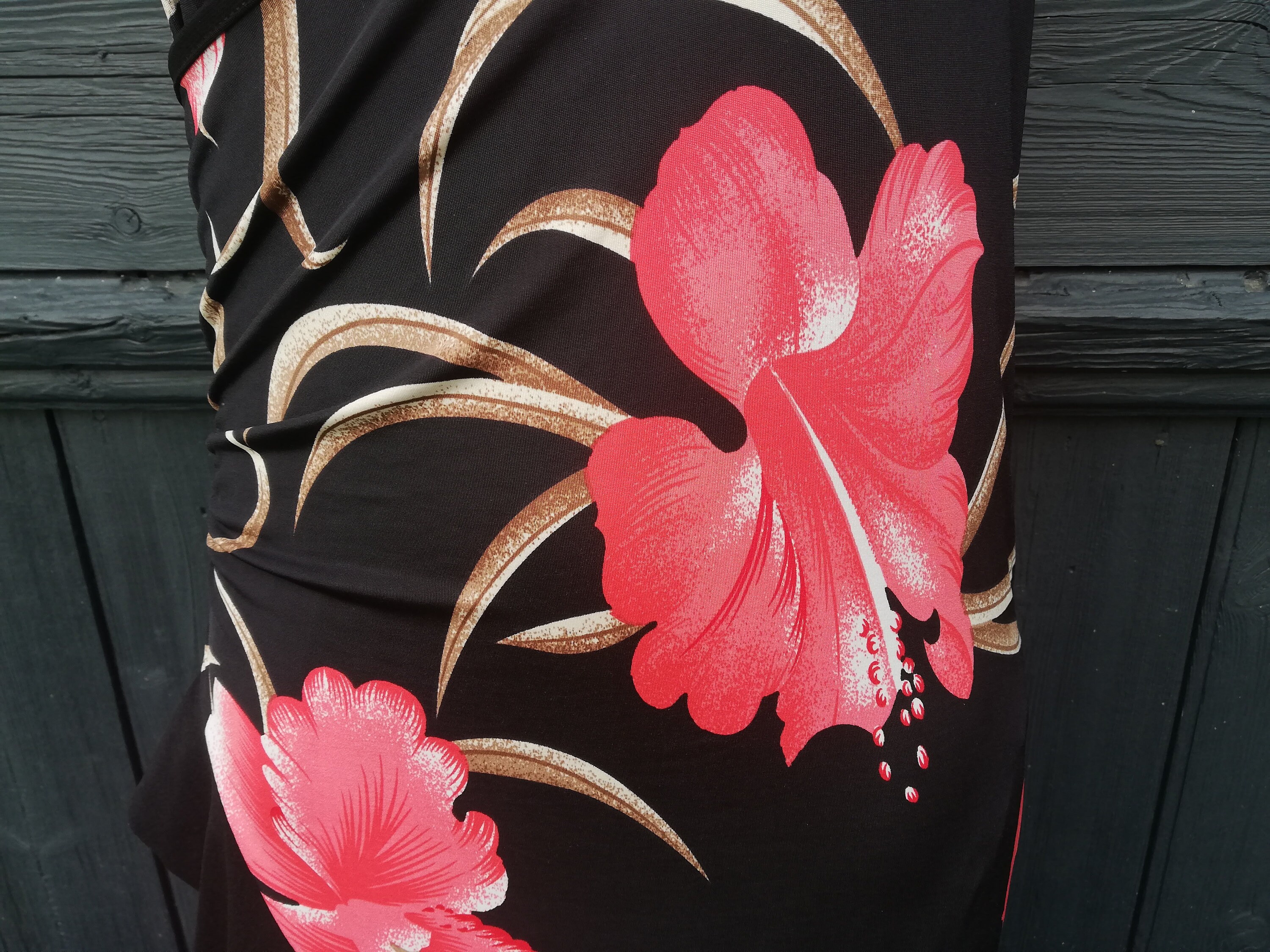 Abito nero con fiori rossi deals