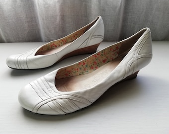 Zapatos vagabundos de cuero blanco para mujer. Tamaño Eur 40, US 9, UK 7