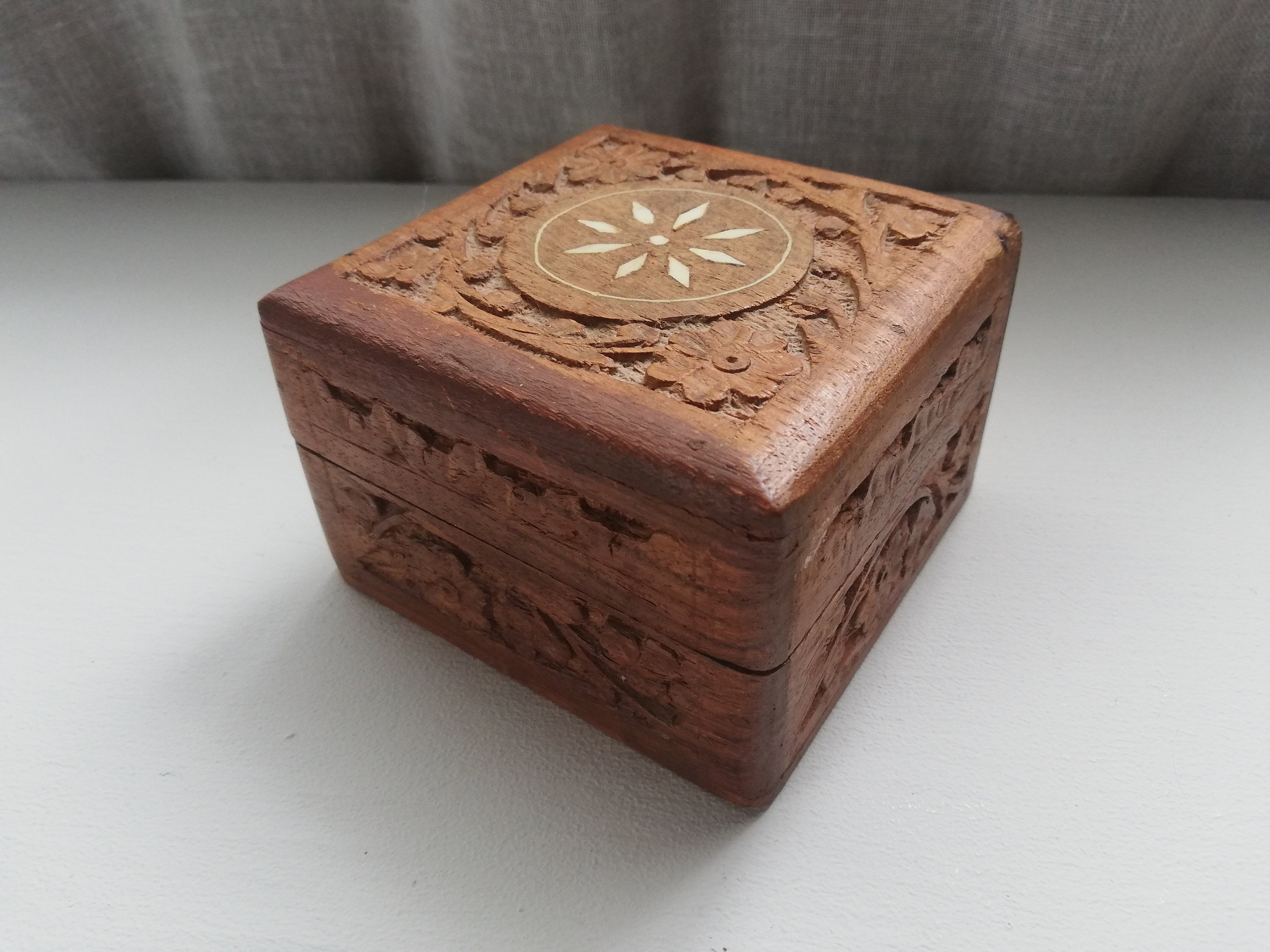 Estatua De Zombi De Madera Hecha A Mano Con Un Intrincado Diseño De Personajes | Imagen Premium
