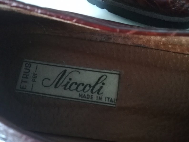 Puede incluir: Primer plano del interior de un zapato de cuero marr&oacute;n con una etiqueta blanca que dice "Etrus - per - Niccoli MADE IN ITALY".