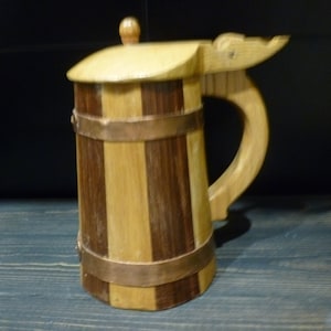 Handgefertigter Holzkrug: Rustikaler Bierkrug, 21 cm Höhe