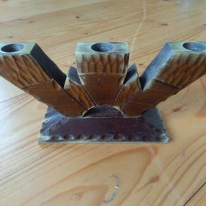 Scandinavische houten kaarsenhouders. Natuurlijke houten kandelaar. Traditionele Zweedse volkskaarshouders.