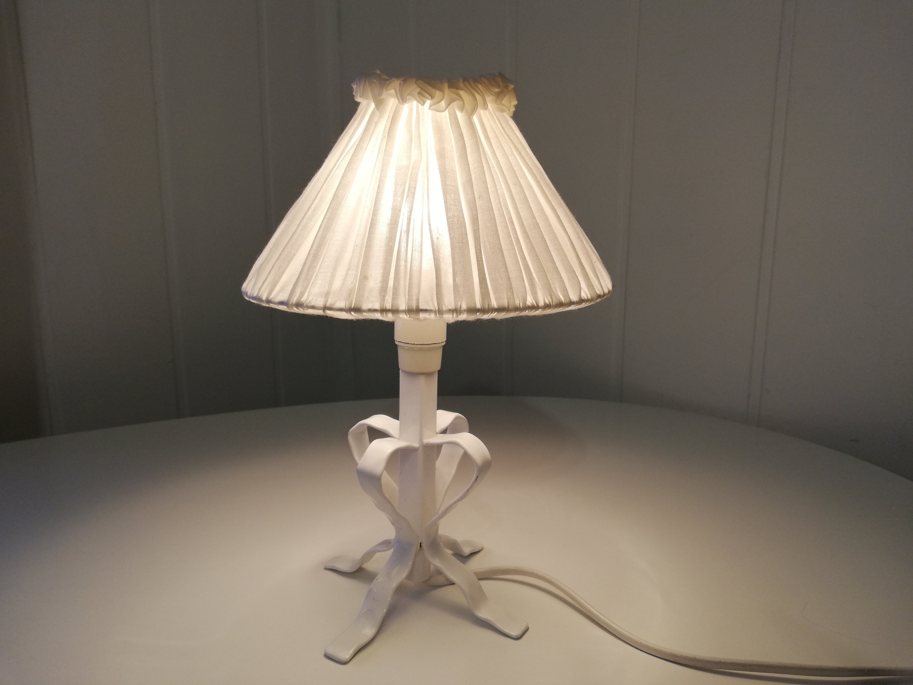 Schylarmont - Metal Table Lamp - Antique Gray / White