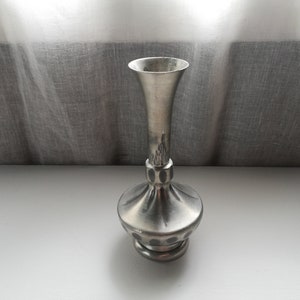 Noorse vintage gehamerde tinnen vaas - prachtig Scandinavisch handgemaakt