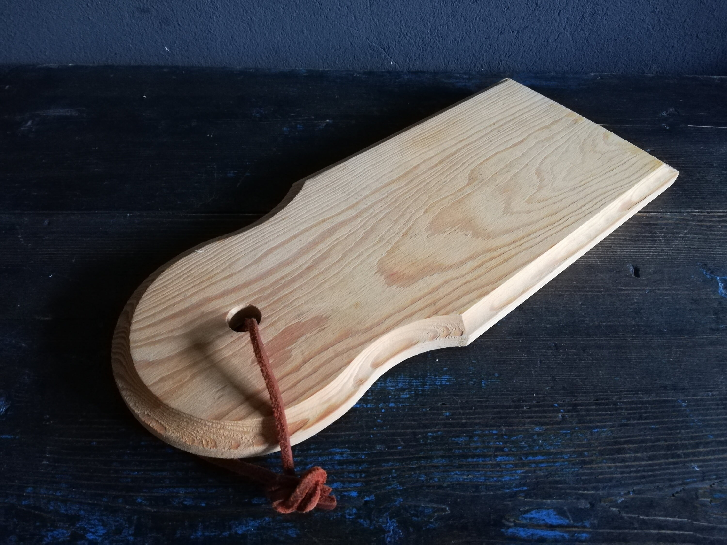 ヴィンテージ カッティングボード ヴィンテージの木製カッティングボード（レザー付き）：スカンジナビア