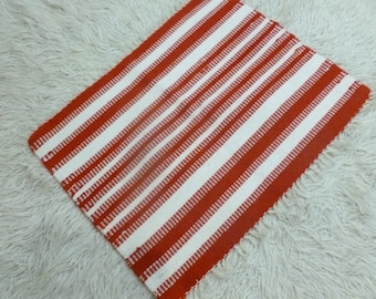 Tapis de laine tissée main.