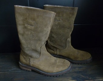 Suede boots - size 36 eur, 6 us, 4 uk.