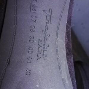 Op de afbeelding: Close-up van de zool van een zwarte schoen met de tekst "Trafaluc ZARA" en de maten 35, 36, 37, 38, 39, 40, 41, 42.