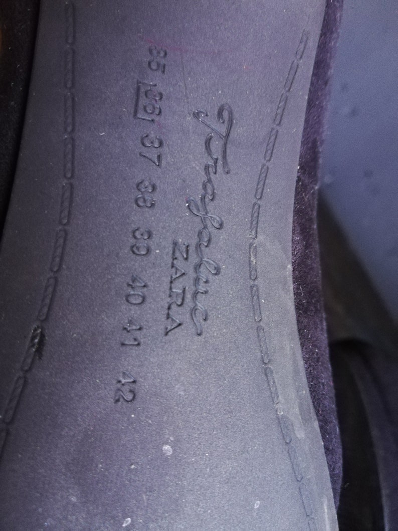 Op de afbeelding: Close-up van de zool van een zwarte schoen met de tekst "Trafaluc ZARA" en de maten 35, 36, 37, 38, 39, 40, 41, 42.