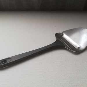 Cheese Knife Stainless with a plastic handle Sweden