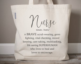 Puede incluir: Una bolsa de lona blanca con una impresión negra que dice "Nurse noun: /nǝrs/ A BRAVE scrub wearing, germ fighting, vital checking, record keeping, care taking, multitasking, life saving SUPERHUMAN who lives to heal and loves to encourage."