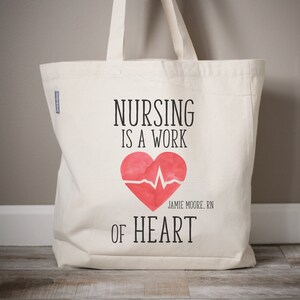Pflege ist eine Arbeit des Herzens Nurse Tote Bag | RN Tasche | Personalisierte Tragetasche | Krankenschwester Geschenk RN Grad | Geschenk für KrankenpflegeStudenten | Pflege Geschenk